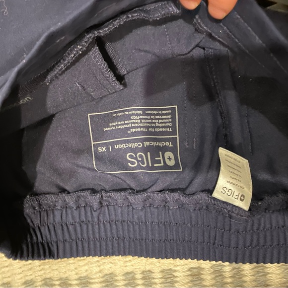 FIGS scrub top and matching bottoms, navy, size XS and XXS - Picture 9 of 13